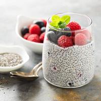 vanille chia pudding met vers bessen foto