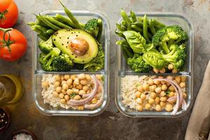 veganistisch maaltijd prep containers met gekookt rijst- en kikkererwten foto