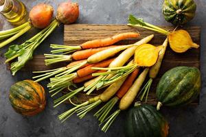 groot stapel van herfst produceren klaar naar worden gekookt foto