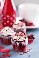 rood fluweel cupcakes voor valentijnsdag dag foto