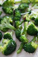 geroosterd broccoli Aan een bakken dienblad foto