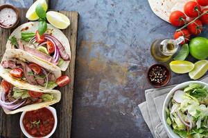 steak taco's met gesneden voldoen aan, salade en tomaat salsa foto