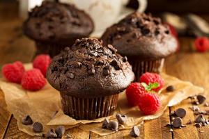 dubbele chocola muffins met framboos foto