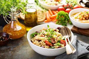 parel couscous salade met vers groenten foto