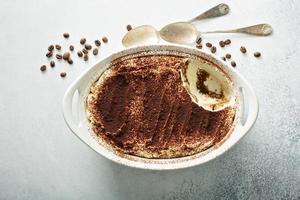 tiramisu taart in een keramisch schotel foto