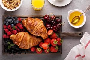 gezond ontbijt met vers gebakken croissants en bessen foto