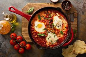 Shakshuka met kikkererwten in een koekepan foto