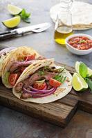 steak taco's met gesneden voldoen aan, salade en tomaat salsa foto