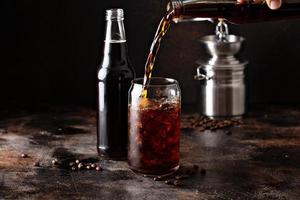 verkoudheid brouwen bevroren koffie in glas flessen foto