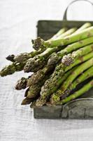 bundel van groen asperges Aan een dienblad foto