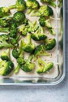 geroosterd broccoli Aan een bakken dienblad foto