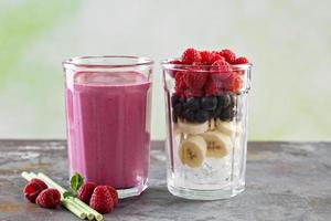 BES smoothie ingrediënten in hoog glas foto