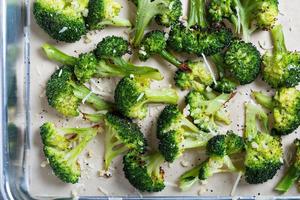 geroosterd broccoli Aan een bakken dienblad foto