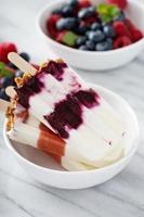 yoghurt, fruit en muesli ontbijt ijslollys foto
