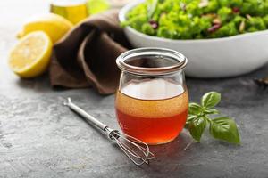 eigengemaakt vinaigrette met framboos foto