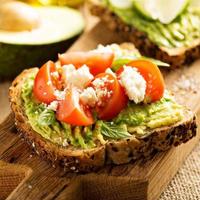 avocado geroosterd brood met tomaten en feta foto