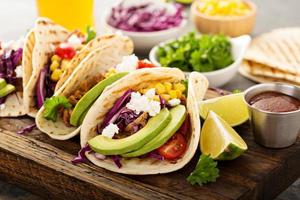 getrokken varkensvlees taco's met rood kool en avocado's foto