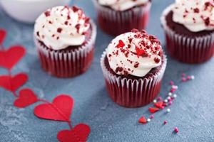 rood fluweel cupcakes voor valentijnsdag dag foto