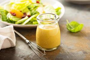 eigengemaakt honing mosterd salade dressing foto