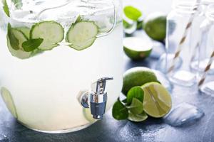 limoen en komkommer limonade in dispencer foto