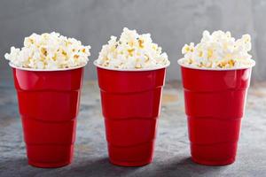 popcorn in rood cups foto