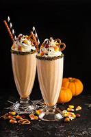 halloween pompoen milkshake versierd met snoep foto