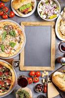 margherita en peperoni pizza met basilicum foto