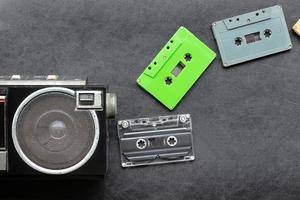 top visie voor de helft retro radio en kleurrijk cassette plakband Aan zwart verdieping met kopiëren ruimte foto