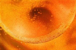 abstract licht oranje achtergrond met olie cirkels . olie bubbels van water dichtbij omhoog. vurig cirkel bubbels achtergrond foto