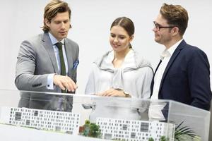 groep van architecten sharing hun ideeën foto