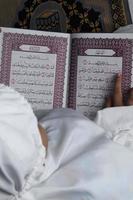 weinig meisje lezing de koran. Islamitisch concept foto