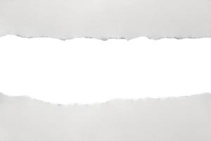wit gescheurd papier gescheurd randen stroken geïsoleerd Aan wit achtergrond foto