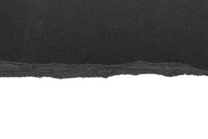 zwart gescheurd papier gescheurd randen stroken geïsoleerd Aan wit achtergrond foto
