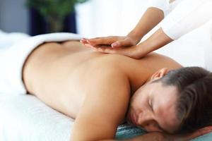 knap Mens hebben massage in spa salon foto