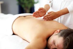 knap Mens hebben massage in spa salon foto