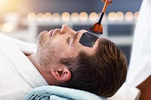 knap Mens hebben gelaats in spa salon foto