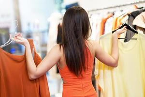 gelukkig vrouw boodschappen doen voor kleren in op te slaan foto