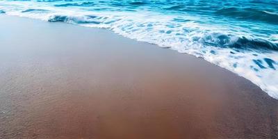 zanderig strand met golven komt eraan in naar oever. generatief ai. foto