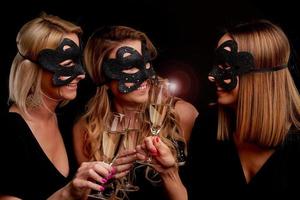 groep van vrienden feesten in een nachtclub en roosteren drankjes foto