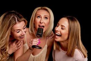 groep van vrienden feesten in een karaoke club foto