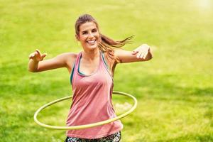 jong vrouw aan het doen yoga in park foto