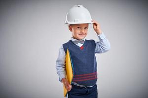 portret van een 4 jaar oud jongen poseren over- wit foto