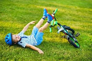 gelukkig 3 jaar oud jongen hebben pret rijden een fiets foto