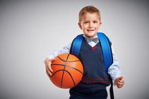 portret van een jongen klaar naar school- geïsoleerd Aan wit foto