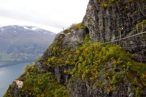 mooi kant visie Aan de top van via ferrata lenen Noorwegen met suspensie brug in herfst, scandinavisch natuur, buiten activiteit, noors levensstijl, afdrukken voor poster, omslag, kalender foto