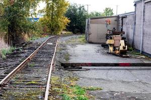 oud monteur garage gebouw met uitrusting foto