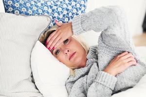 volwassen vrouw gevoel onnieuw lijden van griep Bij huis foto