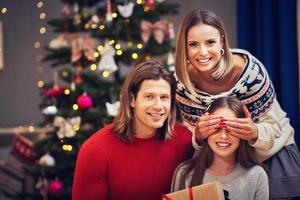 mooi familie met presenteert onder Kerstmis boom foto