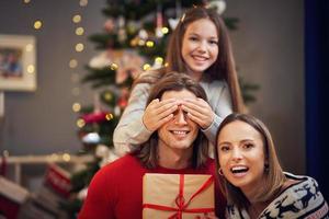 mooi familie met presenteert over- Kerstmis boom foto