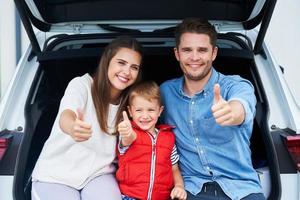 gelukkig familie gaan voor een reis door auto foto